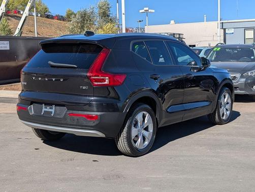 2021 Volvo XC40 T5 Momentum