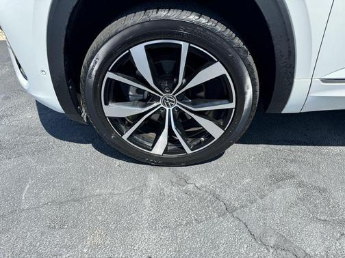Pure White 2024 Volkswagen Atlas 2.0T SEL Premium R-Line 4MOTION
