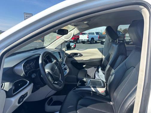 Bright White Clearcoat 2024 Chrysler Pacifica Touring L