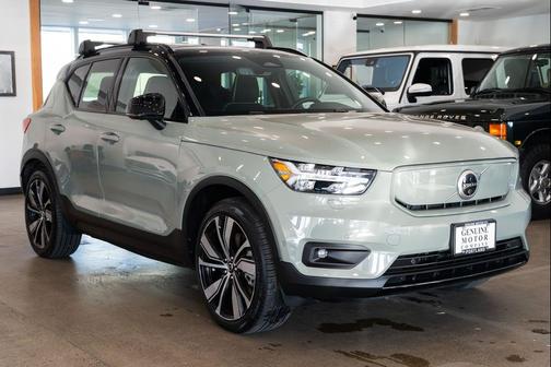Sage Green 2022 Volvo XC40 Recharge Pure Electric P8 Twin Plus