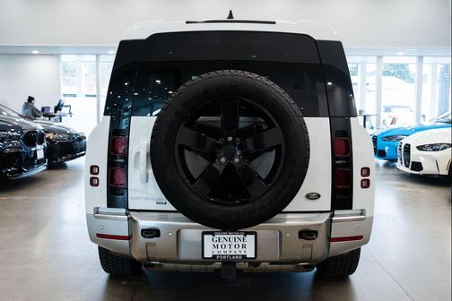 2023 Land Rover Defender 130 SE