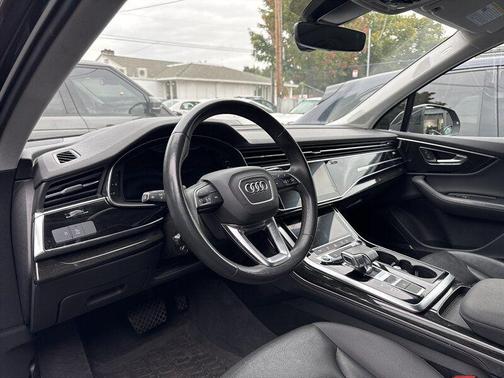 Mythos Black Metallic 2022 Audi Q7 55 Premium Plus