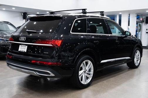 Mythos Black Metallic 2022 Audi Q7 55 Premium Plus