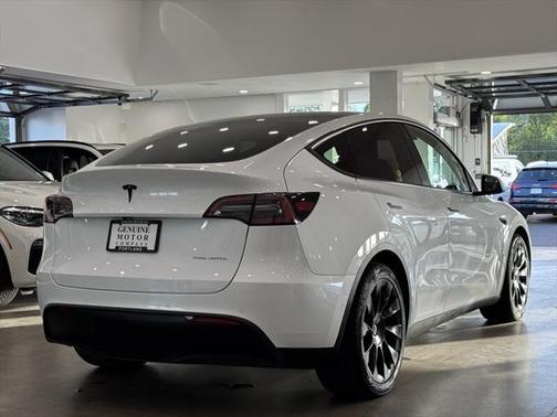 2022 Tesla Model Y Long Range Dual Motor All-Wheel Drive