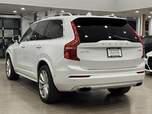 2016 Volvo XC90 Hybrid T8 Momentum
