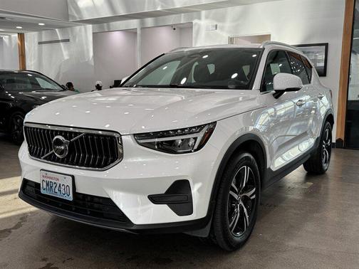 2025 Volvo XC40 B5 Core Bright Theme