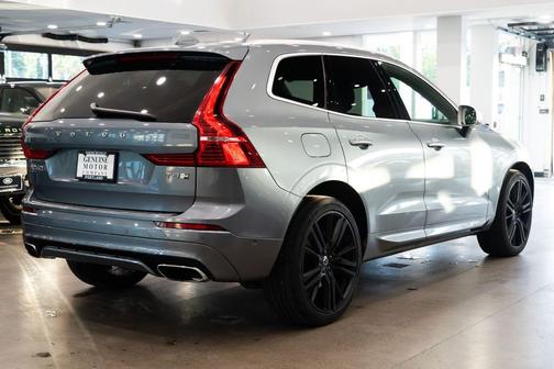 Gray Metallic 2019 Volvo XC60 Recharge Plug-In Hybrid T8 R-Design