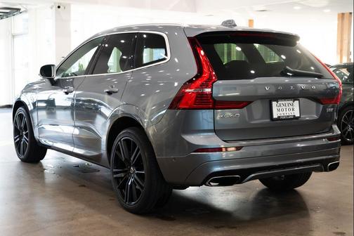 Gray Metallic 2019 Volvo XC60 Recharge Plug-In Hybrid T8 R-Design