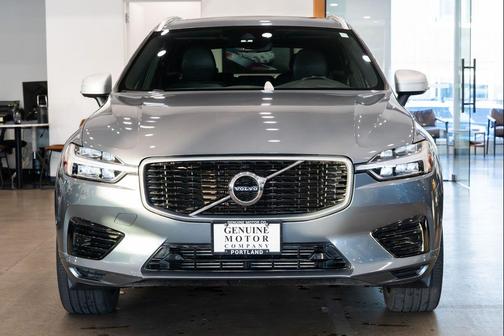 Gray Metallic 2019 Volvo XC60 Recharge Plug-In Hybrid T8 R-Design