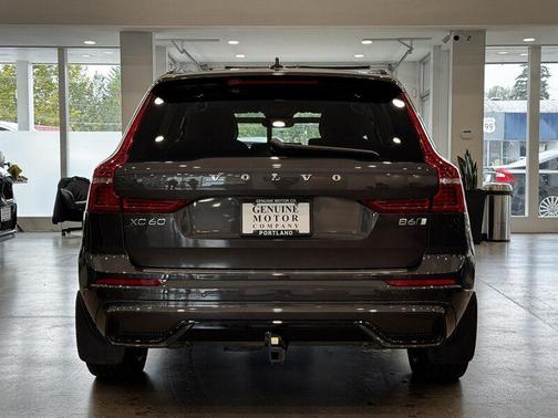 2023 Volvo XC60 B6 Ultimate Dark Theme