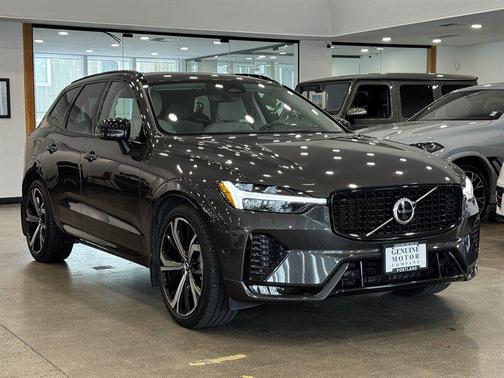 2023 Volvo XC60 B6 Ultimate Dark Theme