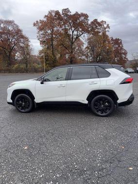 2022 Toyota RAV4 Hybrid SE