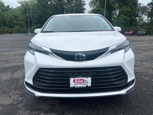 2025 Toyota Sienna LE