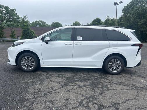 2025 Toyota Sienna LE
