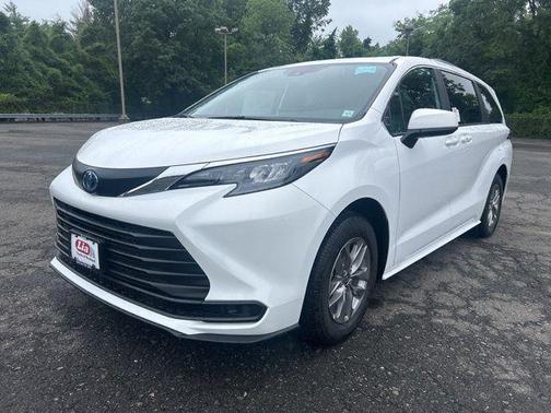 2025 Toyota Sienna LE
