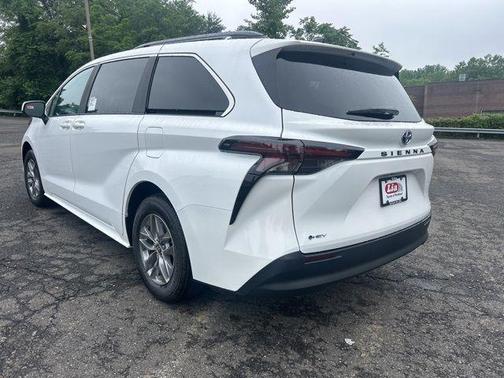 2025 Toyota Sienna LE