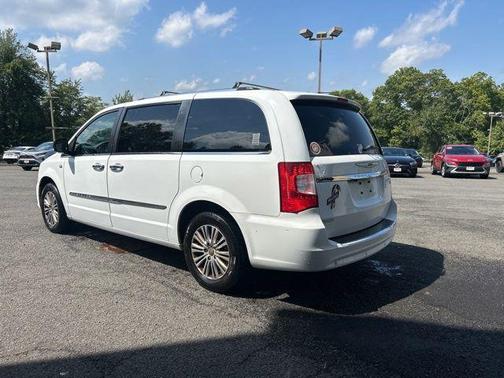 2014 Chrysler Town & Country Touring-L