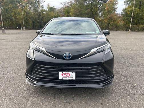 2025 Toyota Sienna LE