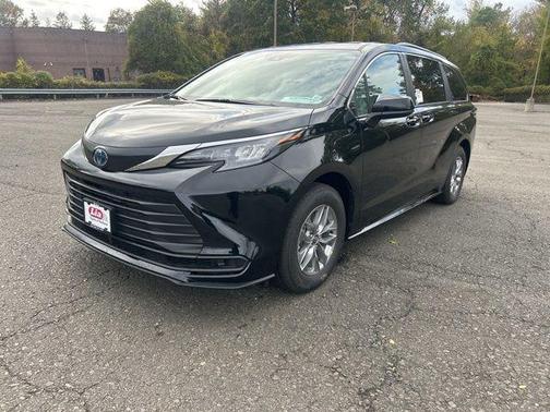 2025 Toyota Sienna LE