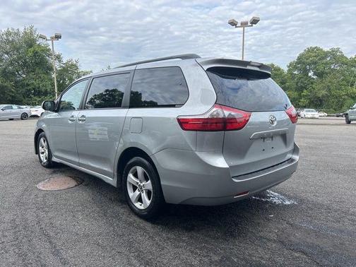 2020 Toyota Sienna LE