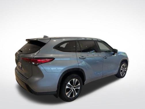 Moon Dust 2023 Toyota Highlander XLE