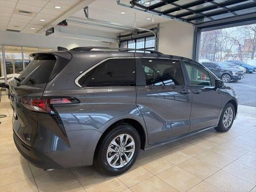 2025 Toyota Sienna LE