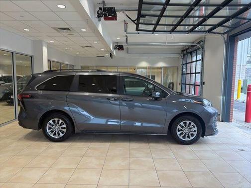 2025 Toyota Sienna LE