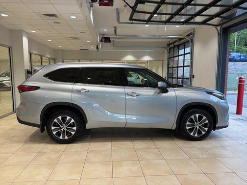 Celestial Silver Metallic 2022 Toyota Highlander XLE