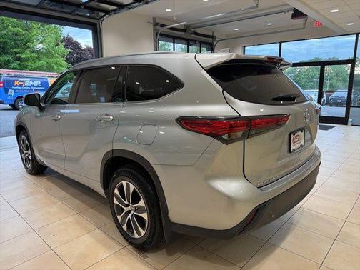 Celestial Silver Metallic 2022 Toyota Highlander XLE
