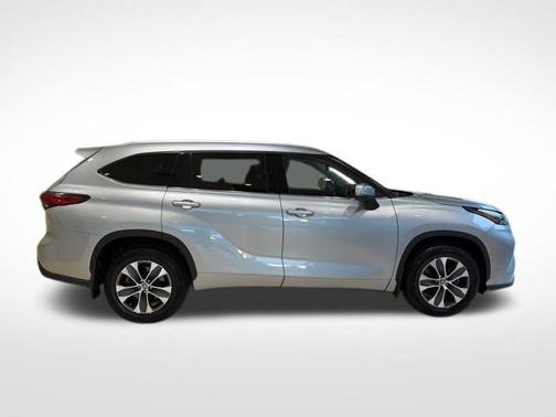 Celestial Silver Metallic 2022 Toyota Highlander XLE
