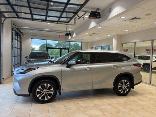 Celestial Silver Metallic 2022 Toyota Highlander XLE