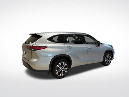 Celestial Silver Metallic 2022 Toyota Highlander XLE