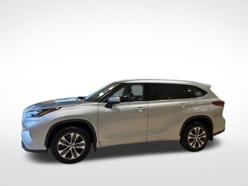 Celestial Silver Metallic 2022 Toyota Highlander XLE