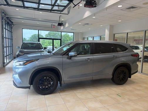Moon Dust 2023 Toyota Highlander XLE