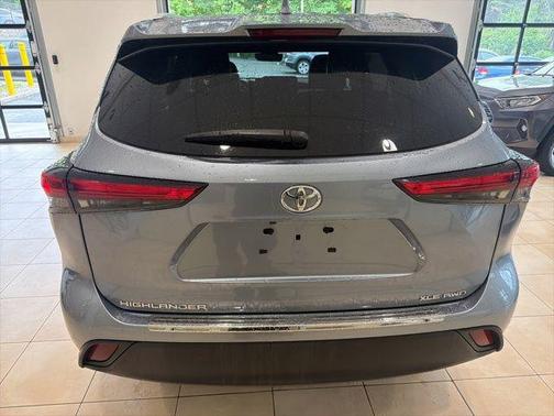 Moon Dust 2023 Toyota Highlander XLE