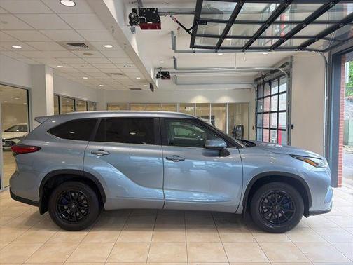 Moon Dust 2023 Toyota Highlander XLE