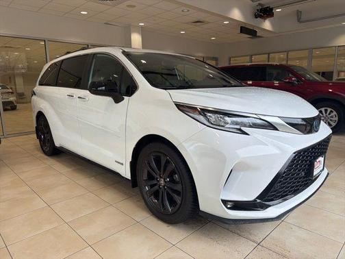 Super White 2021 Toyota Sienna XSE 7 Passenger