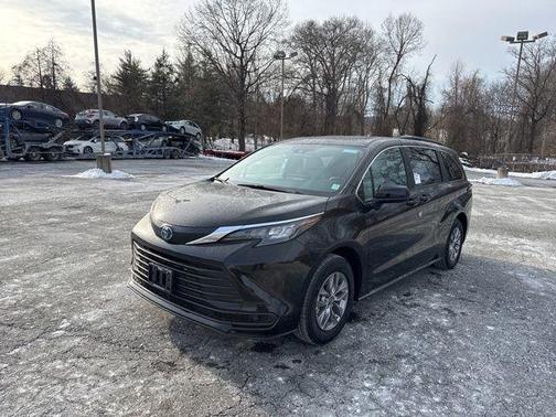 2025 Toyota Sienna LE