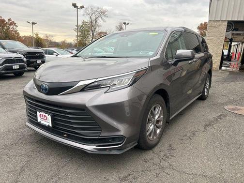 2023 Toyota Sienna LE