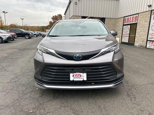 2023 Toyota Sienna LE