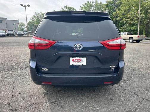2019 Toyota Sienna LE