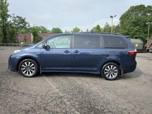 2019 Toyota Sienna LE