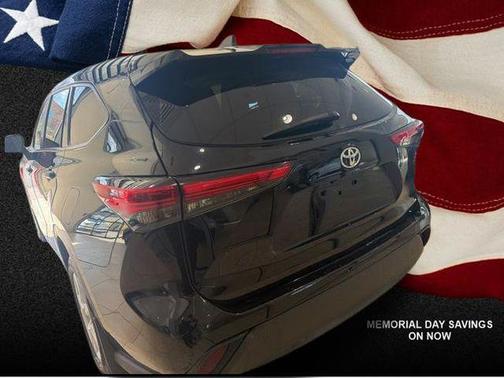 Midnight Black Metallic 2022 Toyota Highlander LE