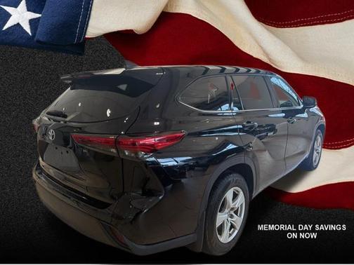 Midnight Black Metallic 2022 Toyota Highlander LE