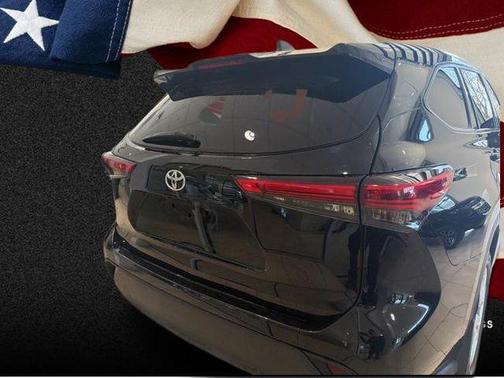 Midnight Black Metallic 2022 Toyota Highlander LE