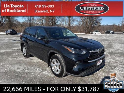 Midnight Black Metallic 2022 Toyota Highlander LE
