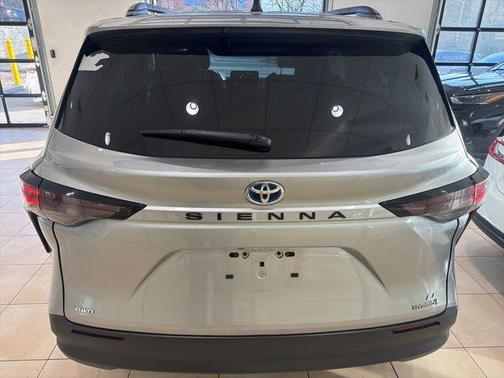 2023 Toyota Sienna LE