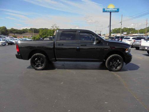 Brilliant Black Crystal Pearlcoat 2018 RAM 1500 Big Horn