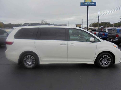 2020 Toyota Sienna XLE Premium