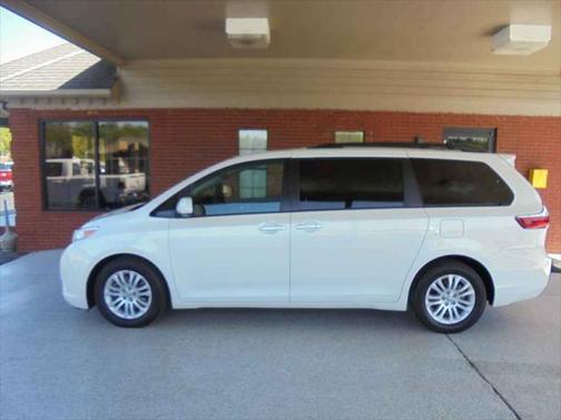 2017 Toyota Sienna XLE Premium